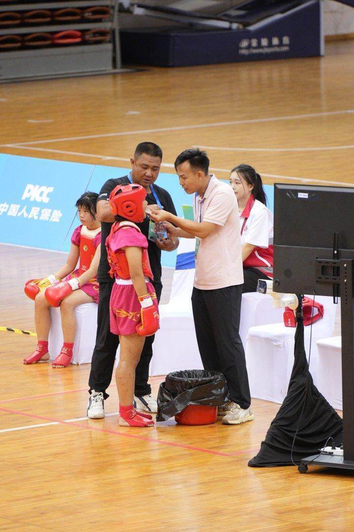 一群身着统, 续全力以赴